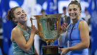 Jasmine Paolini und Sara Errani mit der Trophäe in Peking