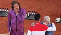 Nach dem Finale in Roland Garros 2021: Björn Borg gratuliert Novak Djokovic, Stefanos Tsitsipas leidet still