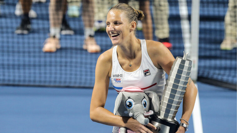 Karolina Pliskova feiert ihren Turniersieg in Zhengzhou Karolina Pliskova feiert ihren Turniersieg in Zhengzhou