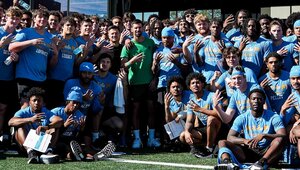 Novak Djokovic mit dem Football-Team der UCLA