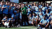 Novak Djokovic mit dem Football-Team der UCLA