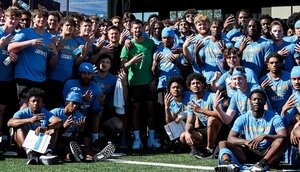 Novak Djokovic mit dem Football-Team der UCLA