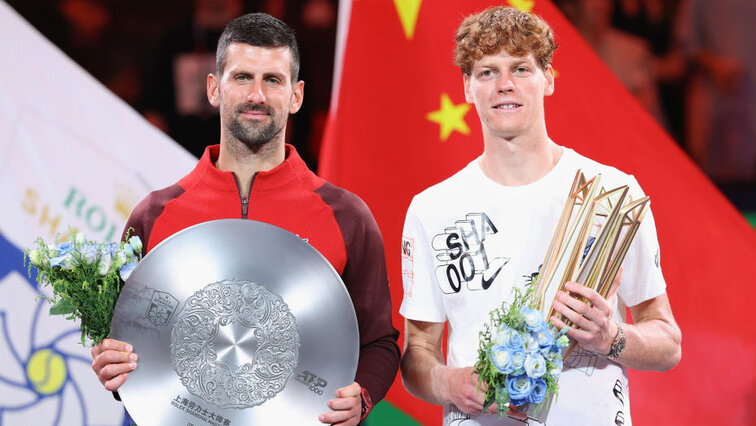 Das Siegerbild von 2024 in Shanghai: Finalist Novak Djokovic und Jannik Sinner