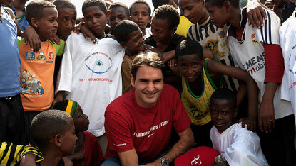Roger Federer unterstützt mit seiner Stiftung schon 20 Jahre lang Kinder in Afrika Roger Federer unterstützt mit seiner Stiftung schon 20 Jahre lang Kinder in Afrika