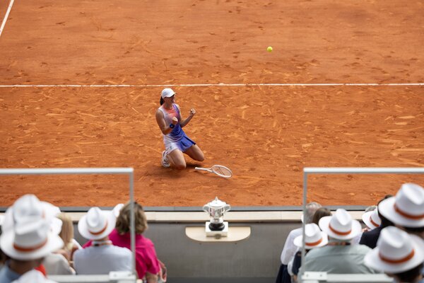 Auf der Shortlist: Iga Swiatek sinkt nach dem Gewinn der French Open 2024 zu Boden (von Caslot Jean-Charles)