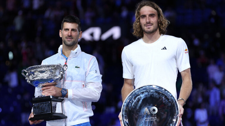 Das Siegerbild 2023: Champion Novak Djokovic und Finalist Stefanos Tsitsipas