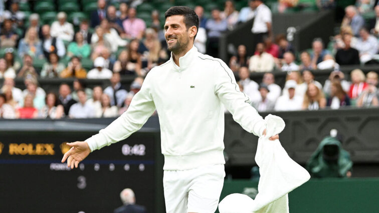 Wie kann ich behilflich sein? Novak Djokovic am Montag in Wimbledon Wie kann ich behilflich sein? Novak Djokovic am Montag in Wimbledon