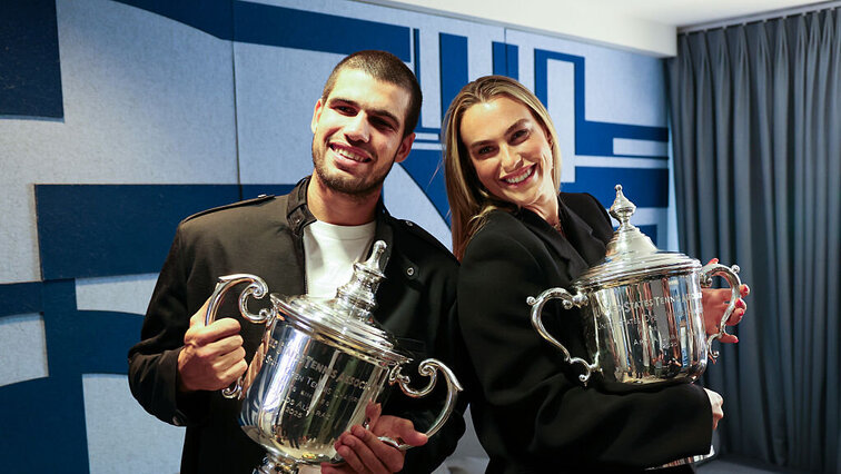 Carlos Alcaraz und Aryna Sabalenka präsentieren gemeinsam ihre Trophäen in New York.