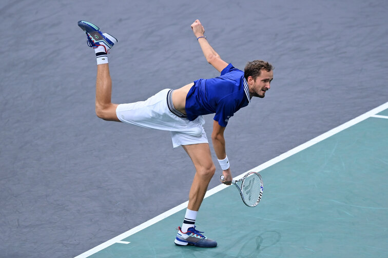Daniil Medvedev goes to work in Paris as the defending champion