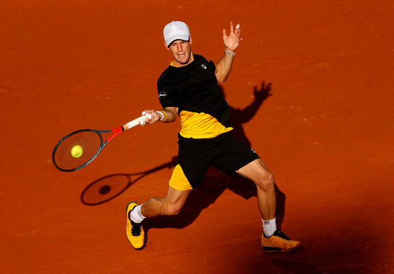 Only real in the play of light and shadow: Diego Schwartzman in black and yellow and Fila