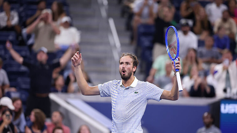 Daniil Medvedev startet mit seinem neuen Team, um auch bald wieder sportliche Schlagzeilen zu schreiben. Daniil Medvedev startet mit seinem neuen Team, um auch bald wieder sportliche Schlagzeilen zu schreiben.