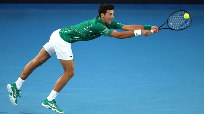 Grand-Slam-Sieger-Outfit 1: Novak Djokovic in der grün-weißen Lacoste-Kombi in Australien. Bemerkenswert: Die detailgetreue Farb-Abstimmung der Asics-Schuhe mit dem Trikot.