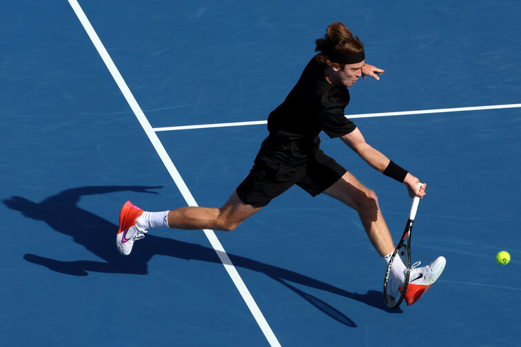 Andrey Rublev steht in Dubai in Runde zwei