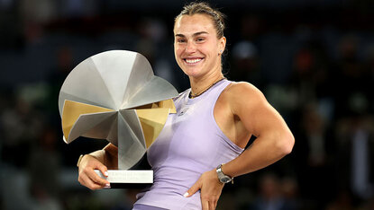 Aryna Sabalenka mit der Trophäe in Madrid Aryna Sabalenka mit der Trophäe in Madrid