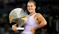 Aryna Sabalenka mit der Trophäe in Madrid