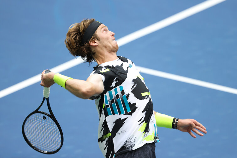 Andrey Rublev schlägt Denis Shapovalov und steht im Endspiel von St. Petersburg