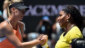 Maria Sharapova und Serena Williams am Netz