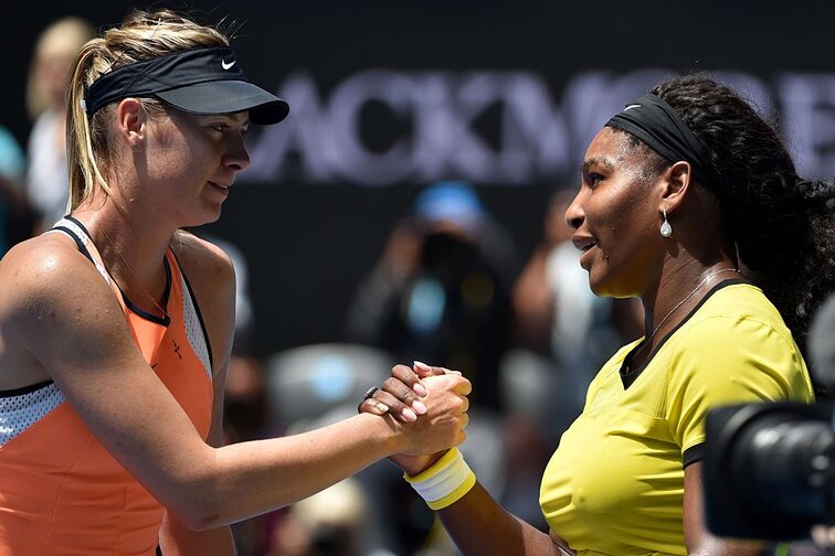 Maria Sharapova und Serena Williams am Netz