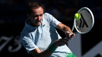 Medvedev steht nach fünf Sätzen in der zweiten Runde der Australian Open Medvedev steht nach fünf Sätzen in der zweiten Runde der Australian Open