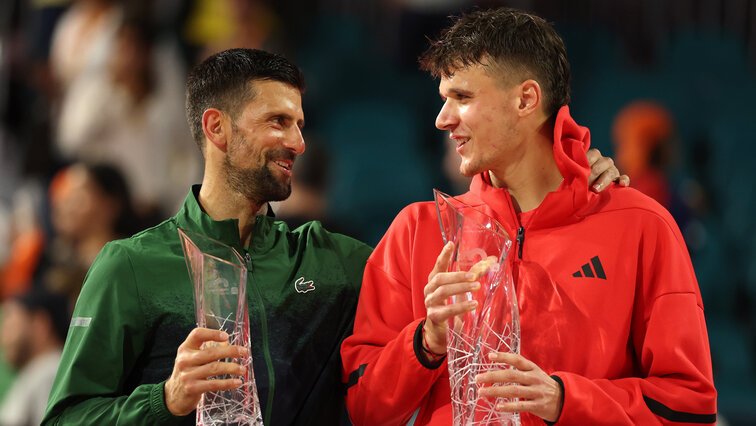 Novak Djokovic und Jakub Mensik nach dem Drei-Satz-Finale in Miami Novak Djokovic und Jakub Mensik nach dem Drei-Satz-Finale in Miami