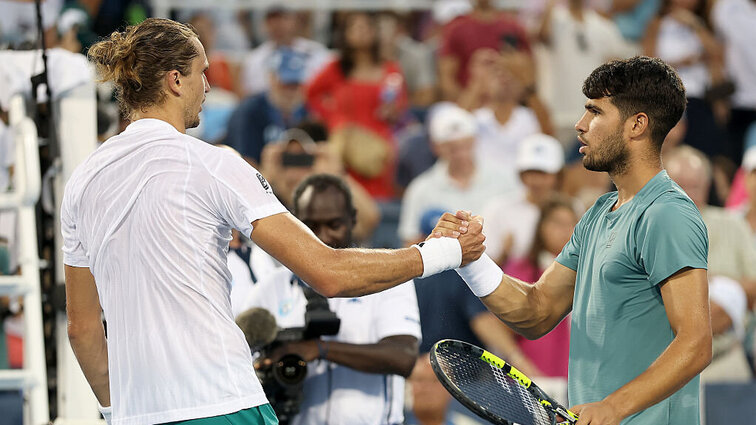 Alexander Zverev und Carlos Alcaraz treffen sich in Melbourne zum 13. direkten Duell. Alexander Zverev und Carlos Alcaraz treffen sich in Melbourne zum 13. direkten Duell.