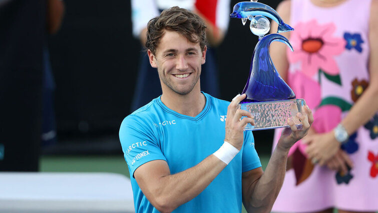 Casper Ruud mit seinem fünften Siegerpokal 2021 Casper Ruud with his fifth trophy in 2021