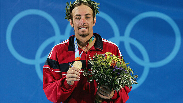 Nicolas Massu mit seiner zweiten Goldmedaille in Athen 2004 Nicolas Massu mit seiner zweiten Goldmedaille in Athen 2004