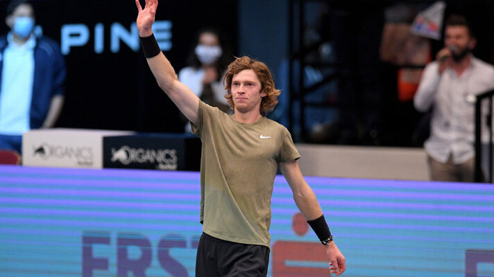 Well, the designers at Nike threw the white towel at an early stage: No dream in mud green. Andrey Rublev nevertheless carried it with dignity (and success).