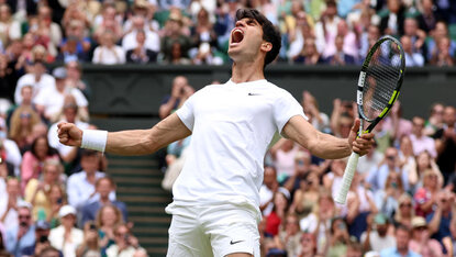 Carlos Alcaraz in einer für ihn nun typischen Wimbledon-Pose Carlos Alcaraz in einer für ihn nun typischen Wimbledon-Pose