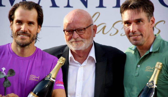 Bei der anschließenden Siegerehrung wurde dem Altmeister die kleine Schiffsschraube überreicht.