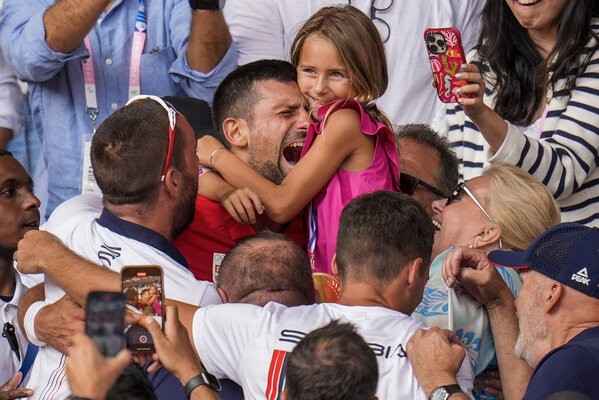 Auf der Shortlist: Novak Djokovic mit seiner Tochter nach dem Gewinn der Goldmedaille in Paris 2024 (von Manuel Fernandez Vidal)
