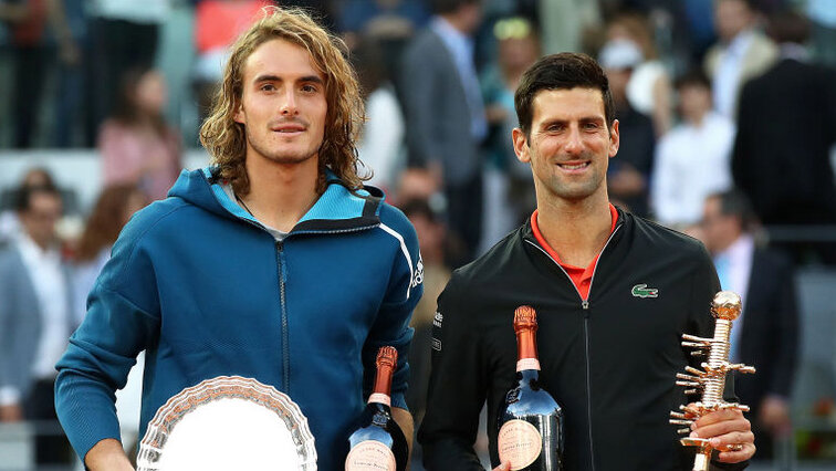 Das Siegerbild von 2019: Stefanos Tsitsipas und Champion Novak Djokovic