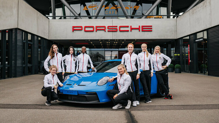 Visiting the Porsche Experience Center Leipzig: The players Julia Middendorf, Mara Guth, Eva Lys, Noma Noha Akugue, Natasja Schunk, Ella Seidel and Joelle Steur (lr) with head national coach Barbara Rittner (far right)