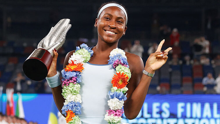 Coco Gauff mit dem Sieger-Pokal in Wuhan Coco Gauff mit dem Sieger-Pokal in Wuhan