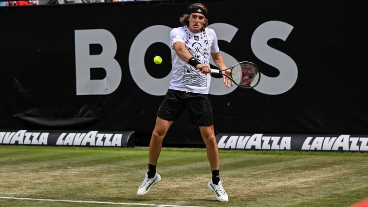 Stefanos Tsitsipas schlägt in Stuttgart auf Stefanos Tsitsipas schlägt in Stuttgart auf