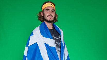 Stefanos Tsitsipas trägt seine Landesfarben mit Stolz Stefanos Tsitsipas trägt seine Landesfarben mit Stolz