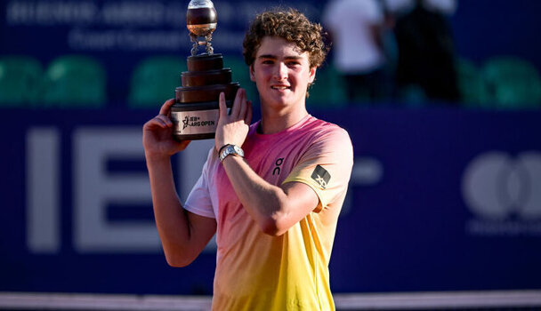 Joao Fonseca mit der Siegertrophäe in Buenos Aires 2025