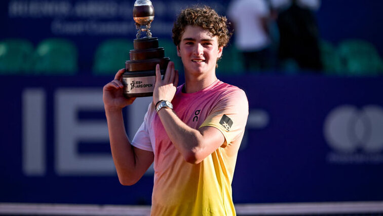 Joao Fonseca mit der Siegertrophäe in Buenos Aires 2025