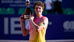 Joao Fonseca mit der Siegertrophäe in Buenos Aires 2025