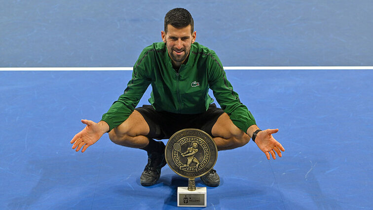 Novak Djokovic zelebriert seinen Titelgewinn in Athen Novak Djokovic zelebriert seinen Titelgewinn in Athen