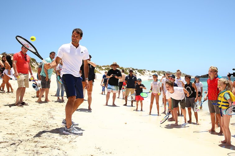 Roger Federer spielt Tennis mit einer Gruppe von Kindern in Australien 