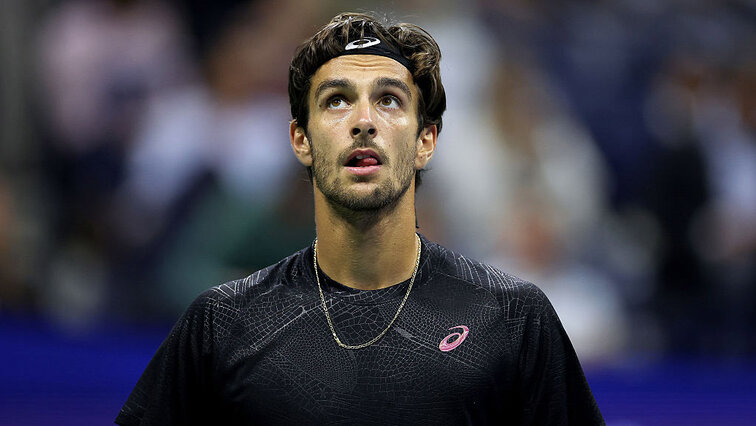 Natürlich hat auch Lorenzo Musetti seine Night Session im schwarzen Outfit gespielt Natürlich hat auch Lorenzo Musetti seine Night Session im schwarzen Outfit gespielt