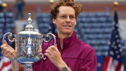 Jannik Sinner mit dem Pokal für den Champion bei den US Open 2024 Jannik Sinner mit dem Pokal für den Champion bei den US Open 2024