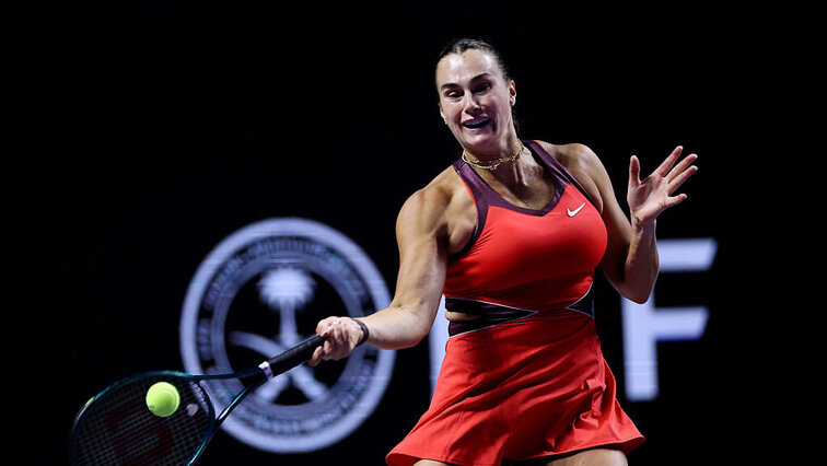 Aryna Sabalenka zieht mit drei Siegen in das Halbfinale der WTA Finals ein. Aryna Sabalenka zieht mit drei Siegen in das Halbfinale der WTA Finals ein.