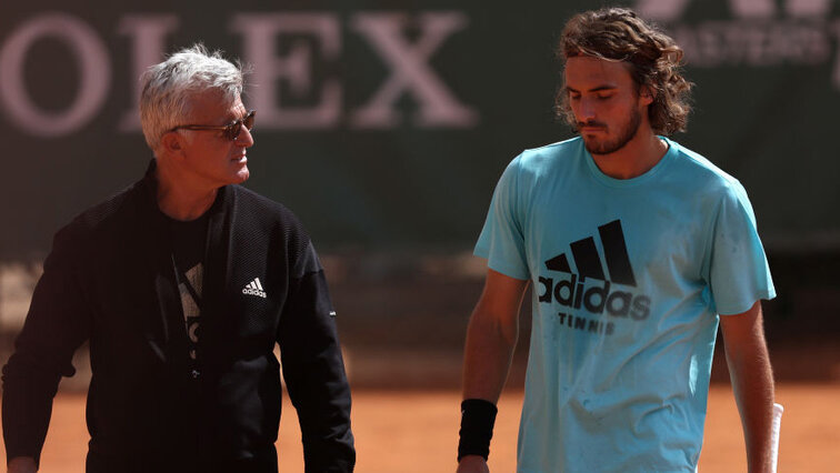 No, Apostolos Tsitsipas is still not allowed to get that close to Stefanos - during the matches