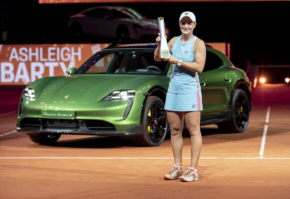 Sieg bei der Premiere in Stuttgart: Ashleigh Barty mit dem vollelektischen Taycan Turbo S Cross Turismo!