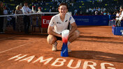 Ignacio Buse mit seiner ersten Siegertrophäe auf der ATP-Tour