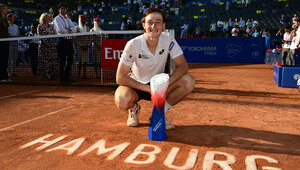 Ignacio Buse mit seiner ersten Siegertrophäe auf der ATP-Tour