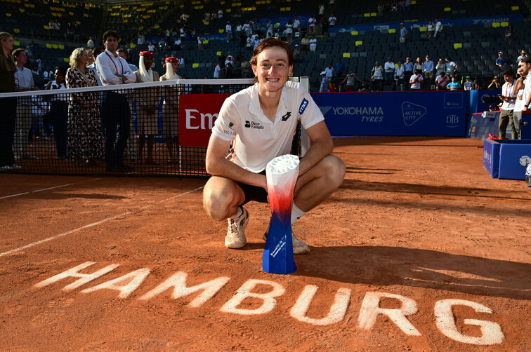Ignacio Buse mit seiner ersten Siegertrophäe auf der ATP-Tour Ignacio Buse mit seiner ersten Siegertrophäe auf der ATP-Tour