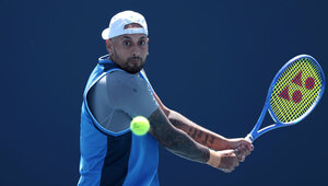 Nick Kyrgios schlägt kurz vor den Australian Open bei einem Vorbereitungsevent auf.